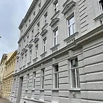 With Parking In The Center - 500m From Hlavni Nadrazi 브르노